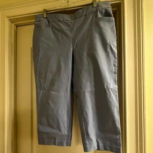 Chico's Sz 3 (16/XL) light blue stretchy capris w/ pockets